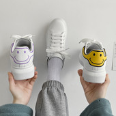 Γυναικεία αθλητικά παπούτσια με απλικέ και επίπεδη σόλα