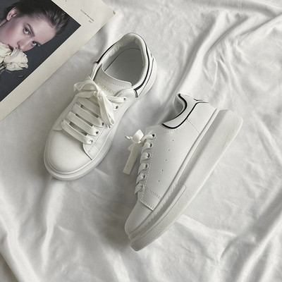 Γυναικεία αθλητικά παπούτσια με απλικέ και επίπεδη σόλα