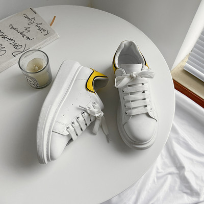 Γυναικεία αθλητικά παπούτσια με απλικέ και επίπεδη σόλα