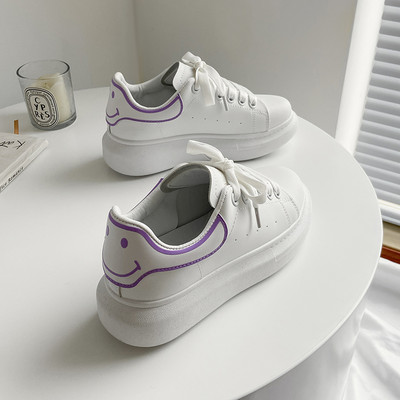 Γυναικεία αθλητικά παπούτσια με απλικέ και επίπεδη σόλα