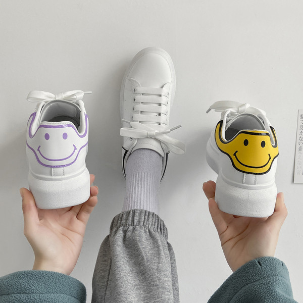 Γυναικεία αθλητικά παπούτσια με απλικέ και επίπεδη σόλα