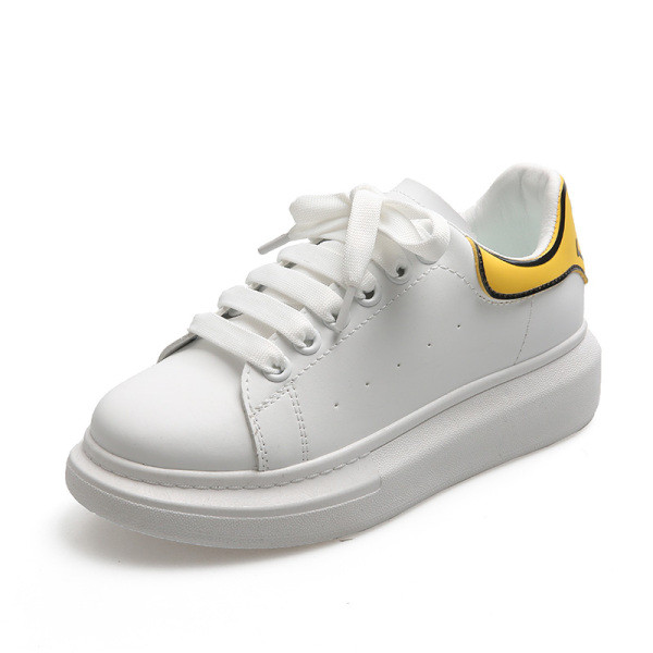 Γυναικεία αθλητικά παπούτσια με απλικέ και επίπεδη σόλα