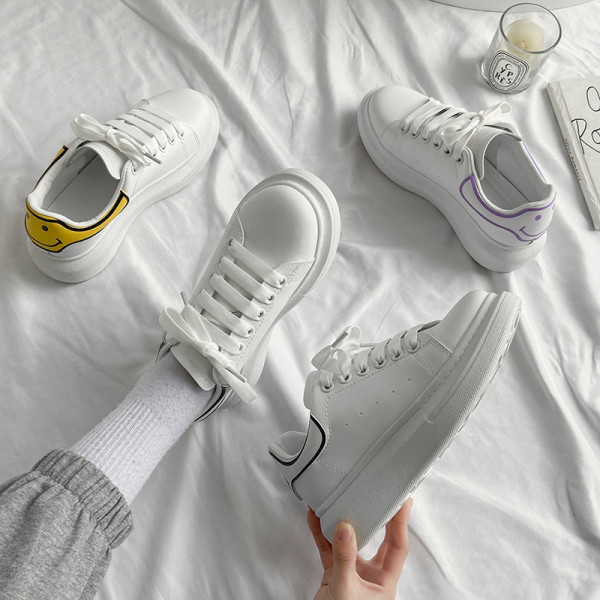 Γυναικεία αθλητικά παπούτσια με απλικέ και επίπεδη σόλα