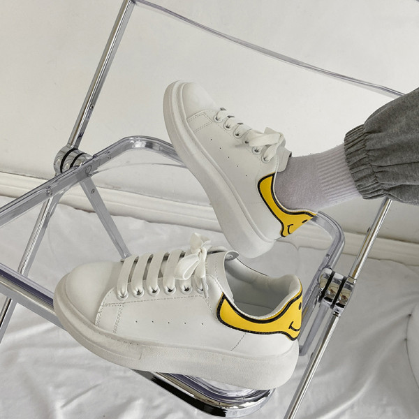 Γυναικεία αθλητικά παπούτσια με απλικέ και επίπεδη σόλα