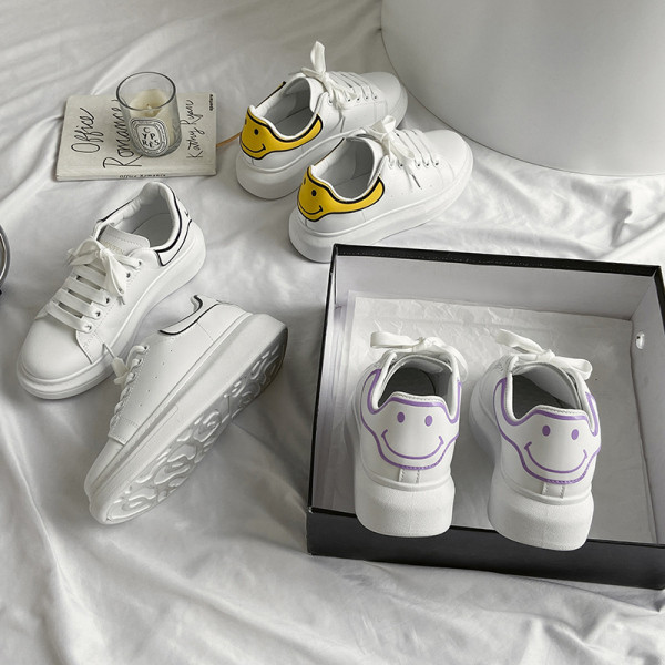 Γυναικεία αθλητικά παπούτσια με απλικέ και επίπεδη σόλα