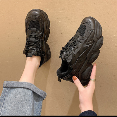 Γυναικεία casual αθλητικά παπούτσια σε γκρι, λευκό και μαύρο χρώμα με κορδόνια