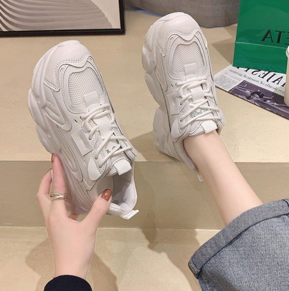 Γυναικεία casual αθλητικά παπούτσια σε γκρι, λευκό και μαύρο χρώμα με κορδόνια