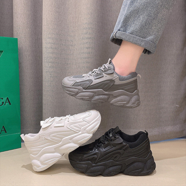 Γυναικεία casual αθλητικά παπούτσια σε γκρι, λευκό και μαύρο χρώμα με κορδόνια