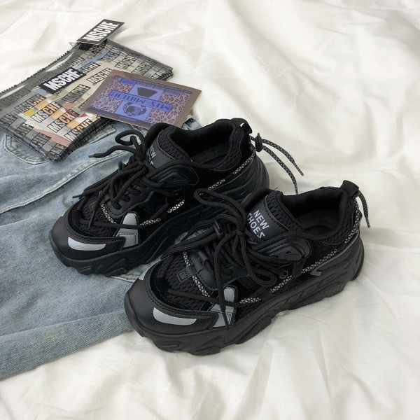 Μοντέρνα casual αθλητικά παπούτσια με τραχιά σόλα