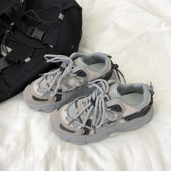 Μοντέρνα casual αθλητικά παπούτσια με τραχιά σόλα