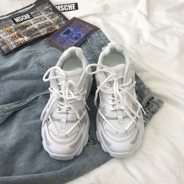 Μοντέρνα casual αθλητικά παπούτσια με τραχιά σόλα