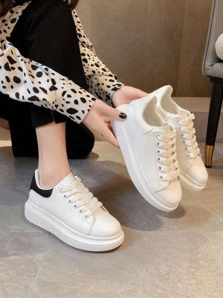 Γυναικεία αθλητικά παπούτσια με κορδόνια και επίπεδη σόλα σε λευκό χρώμα