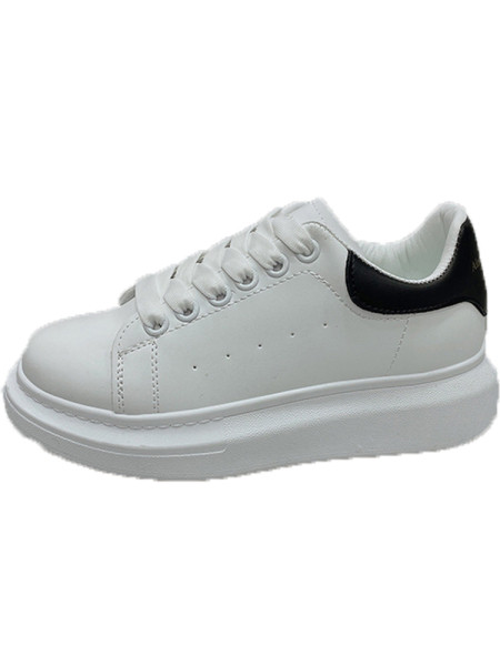 Γυναικεία αθλητικά παπούτσια με κορδόνια και επίπεδη σόλα σε λευκό χρώμα