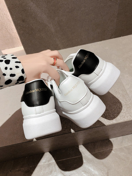 Γυναικεία αθλητικά παπούτσια με κορδόνια και επίπεδη σόλα σε λευκό χρώμα