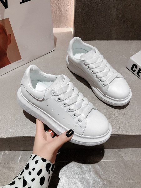 Γυναικεία αθλητικά παπούτσια με κορδόνια και επίπεδη σόλα σε λευκό χρώμα