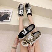 Σύγχρονα γυναικεία αθλητικά παπούτσια με επίπεδη σόλα με άνιμαλ πριντ