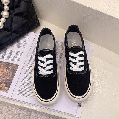 Σύγχρονα γυναικεία αθλητικά παπούτσια με επίπεδη σόλα με άνιμαλ πριντ