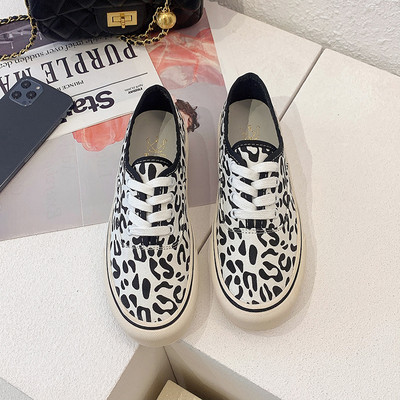 Σύγχρονα γυναικεία αθλητικά παπούτσια με επίπεδη σόλα με άνιμαλ πριντ