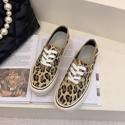 Σύγχρονα γυναικεία αθλητικά παπούτσια με επίπεδη σόλα με άνιμαλ πριντ