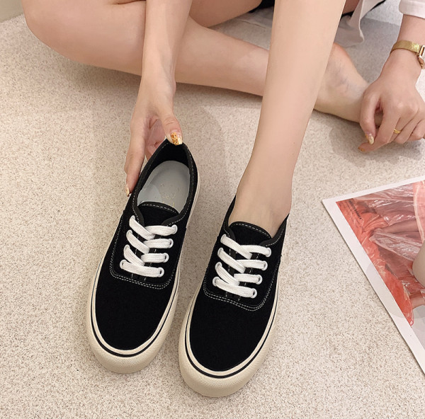 Σύγχρονα γυναικεία αθλητικά παπούτσια με επίπεδη σόλα με άνιμαλ πριντ