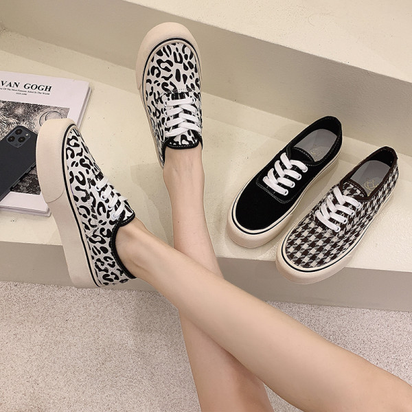 Σύγχρονα γυναικεία αθλητικά παπούτσια με επίπεδη σόλα με άνιμαλ πριντ