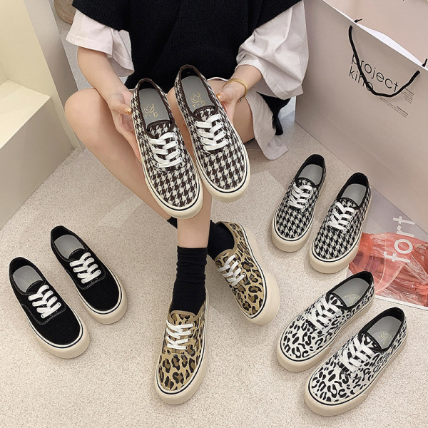 Σύγχρονα γυναικεία αθλητικά παπούτσια με επίπεδη σόλα με άνιμαλ πριντ