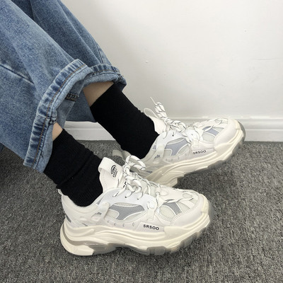 Ανοιξιάτικα αθλητικά παπούτσια κατασκευασμένα από οικολογικό δέρμα και υφάσματα