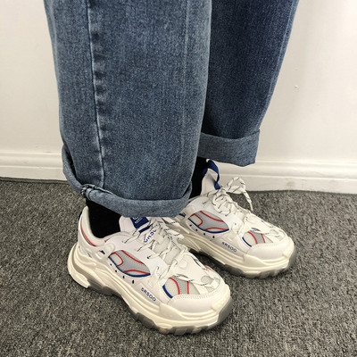 Ανοιξιάτικα αθλητικά παπούτσια κατασκευασμένα από οικολογικό δέρμα και υφάσματα