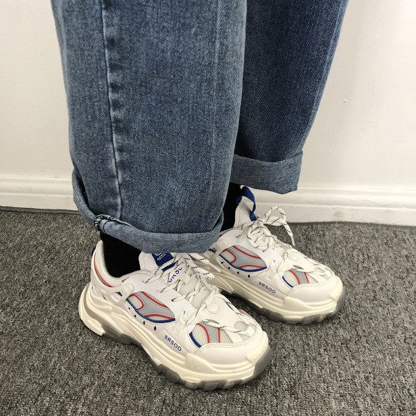 Ανοιξιάτικα αθλητικά παπούτσια κατασκευασμένα από οικολογικό δέρμα και υφάσματα