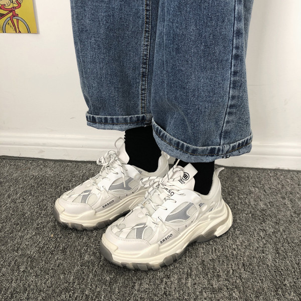 Ανοιξιάτικα αθλητικά παπούτσια κατασκευασμένα από οικολογικό δέρμα και υφάσματα