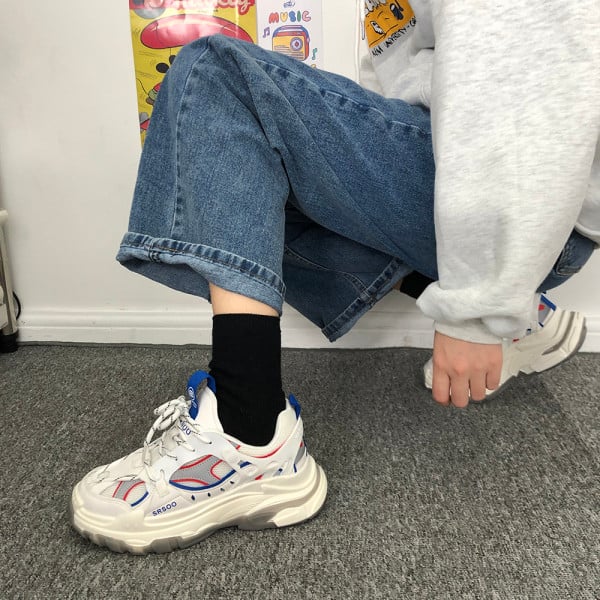 Ανοιξιάτικα αθλητικά παπούτσια κατασκευασμένα από οικολογικό δέρμα και υφάσματα