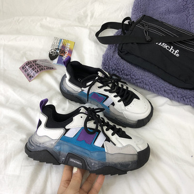 Μοντέρνα αθλητικά  παπούτσια με χοντρή σόλα  από σιλικόνη