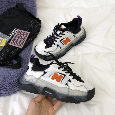 Μοντέρνα αθλητικά  παπούτσια με χοντρή σόλα  από σιλικόνη