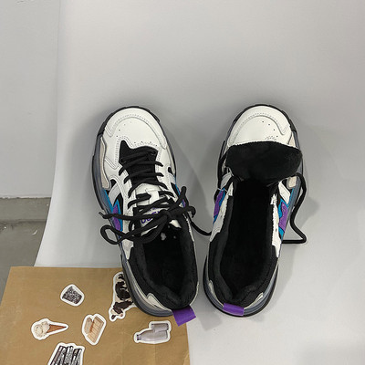 Μοντέρνα αθλητικά  παπούτσια με χοντρή σόλα  από σιλικόνη