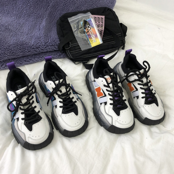 Μοντέρνα αθλητικά  παπούτσια με χοντρή σόλα  από σιλικόνη