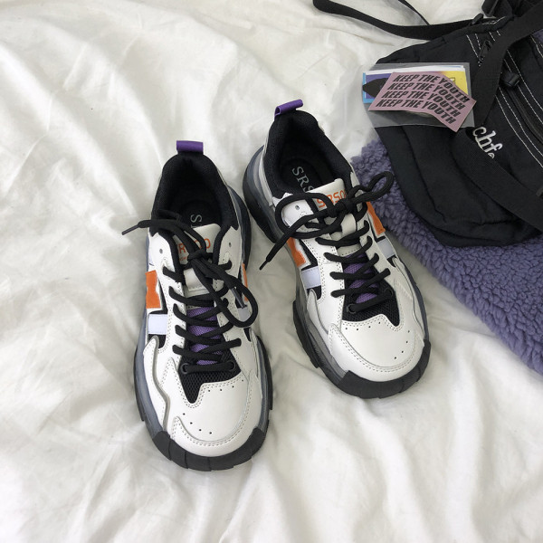 Μοντέρνα αθλητικά  παπούτσια με χοντρή σόλα  από σιλικόνη