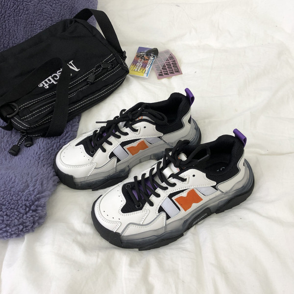 Μοντέρνα αθλητικά  παπούτσια με χοντρή σόλα  από σιλικόνη