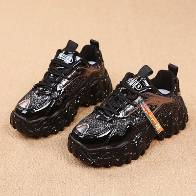 Γυναικεία αθλητικά παπούτσια με ψηλή σόλα και επιγραφή