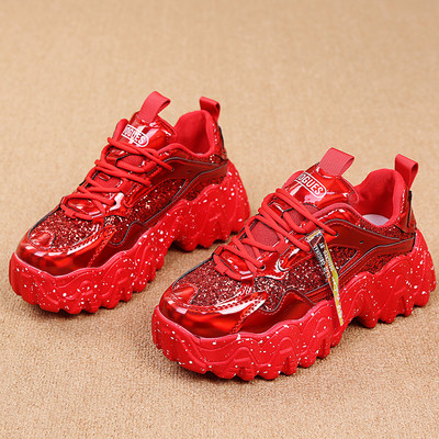 Γυναικεία αθλητικά παπούτσια με ψηλή σόλα και επιγραφή