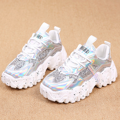 Γυναικεία αθλητικά παπούτσια με ψηλή σόλα και επιγραφή