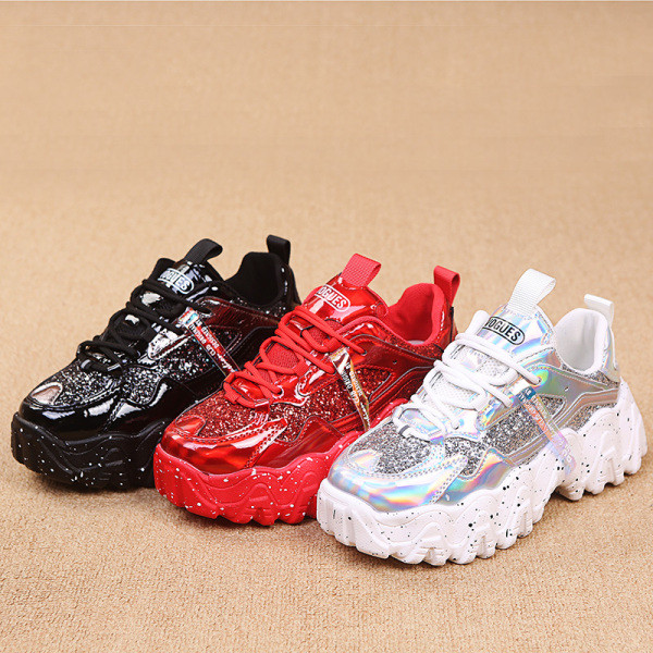 Γυναικεία αθλητικά παπούτσια με ψηλή σόλα και επιγραφή