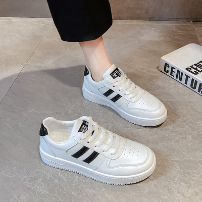 Νέο μοντέλο γυναικεία αθλητικά παπύτσια  με επίπεδη σόλα σε λευκό χρώμα