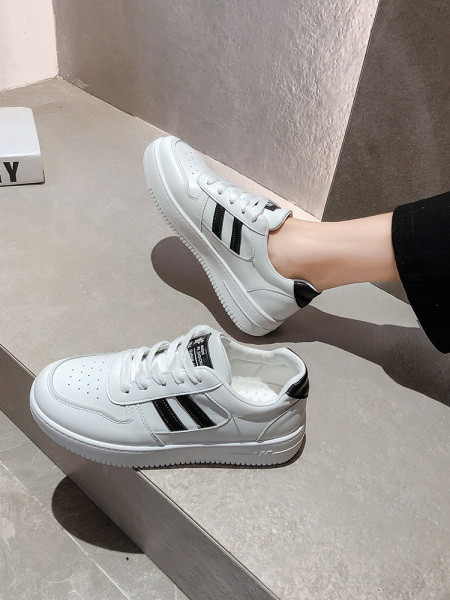 Νέο μοντέλο γυναικεία αθλητικά παπύτσια  με επίπεδη σόλα σε λευκό χρώμα