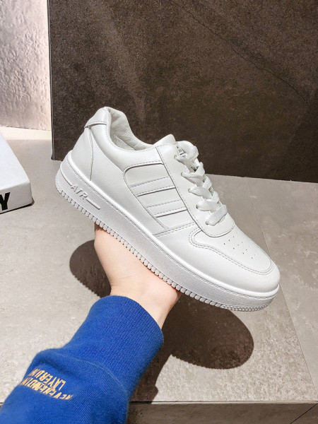 Νέο μοντέλο γυναικεία αθλητικά παπύτσια  με επίπεδη σόλα σε λευκό χρώμα