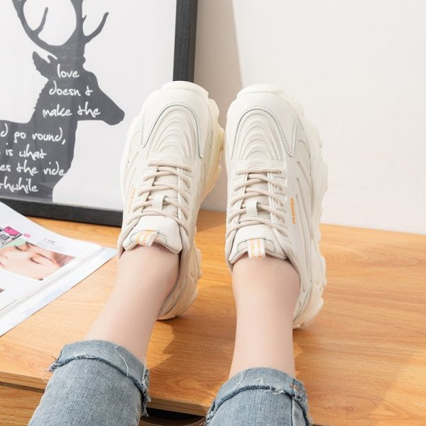 Γυναικεία αθλητικά παπούτσια με πλατφόρμα ύψους 5 cm