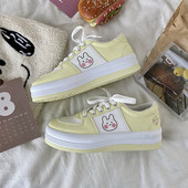 Γυναικεία αθλητικά παπούτσια με απλικέ και ψηλή σόλα