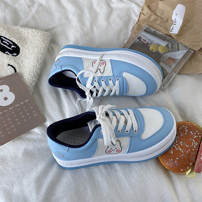 Γυναικεία αθλητικά παπούτσια με απλικέ και ψηλή σόλα