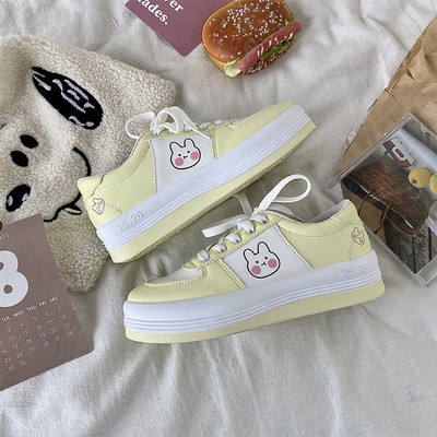 Γυναικεία αθλητικά παπούτσια με απλικέ και ψηλή σόλα