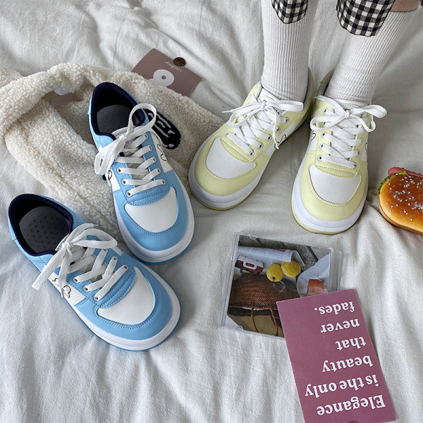 Γυναικεία αθλητικά παπούτσια με απλικέ και ψηλή σόλα