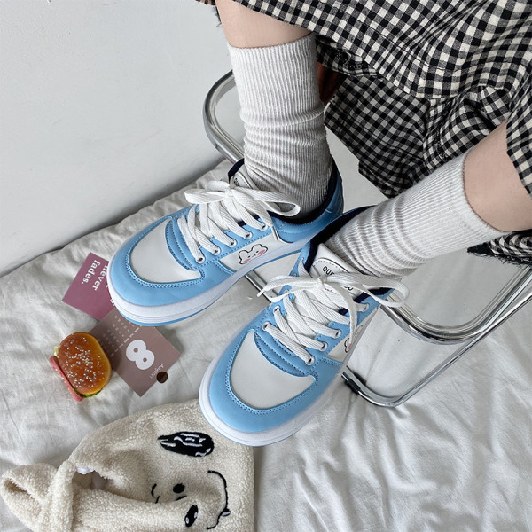 Γυναικεία αθλητικά παπούτσια με απλικέ και ψηλή σόλα